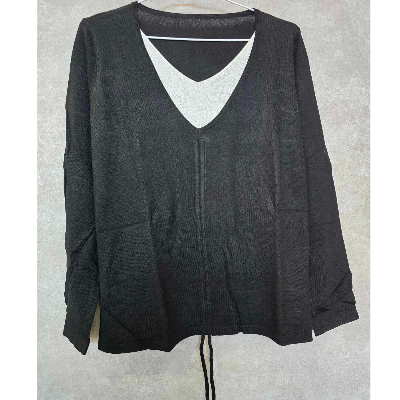 假兩件式V領針織上衣